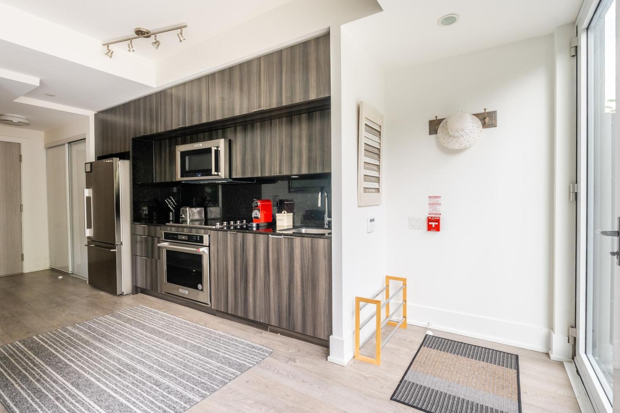 Spacious Corner Apartment Downtown Toronto Exterior photo