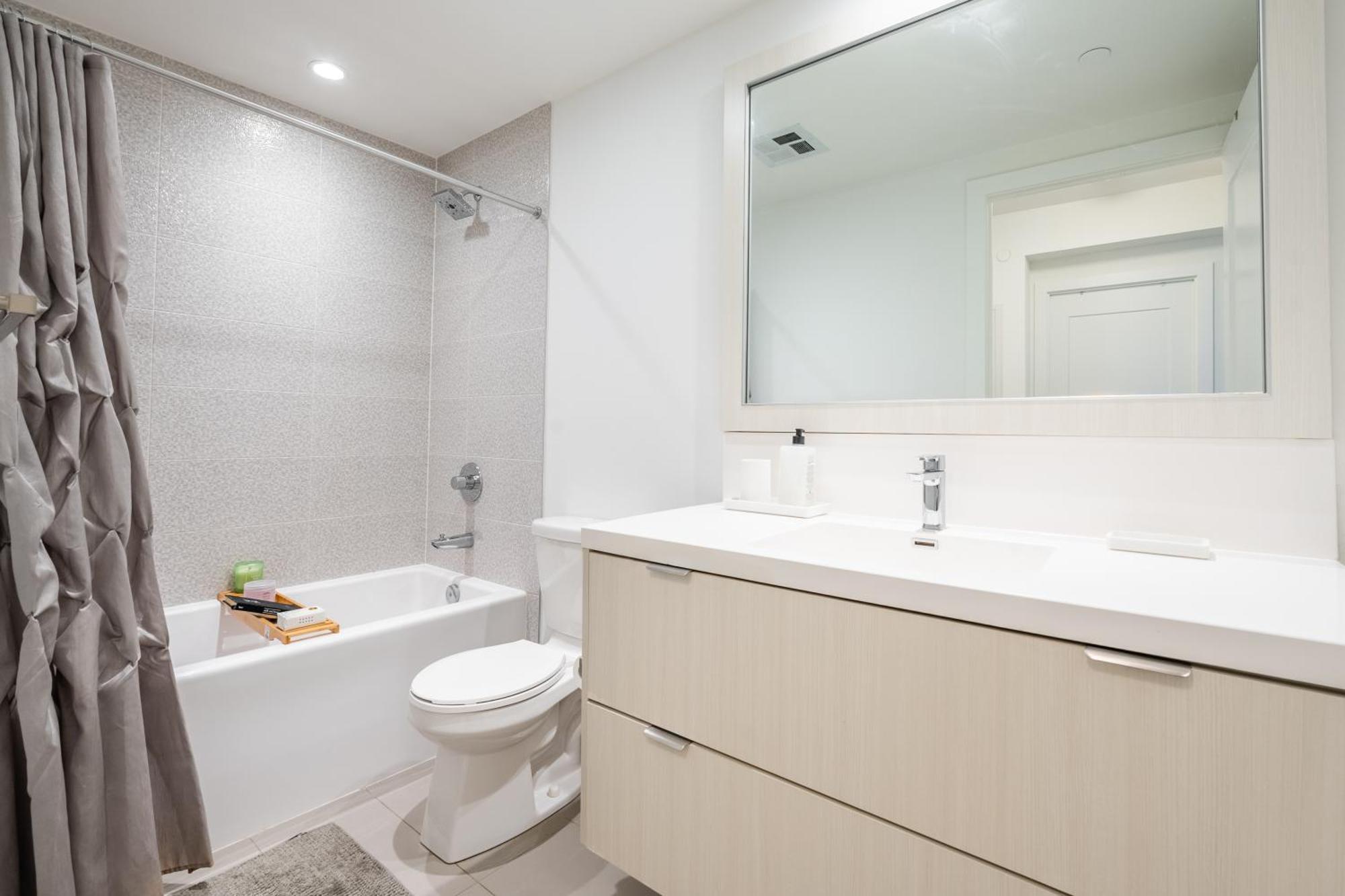 Spacious Corner Apartment Downtown Toronto Exterior photo