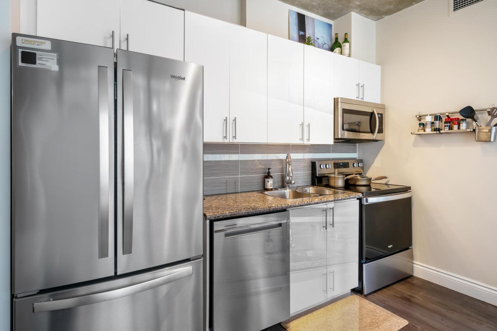 Spacious Corner Apartment Downtown Toronto Exterior photo