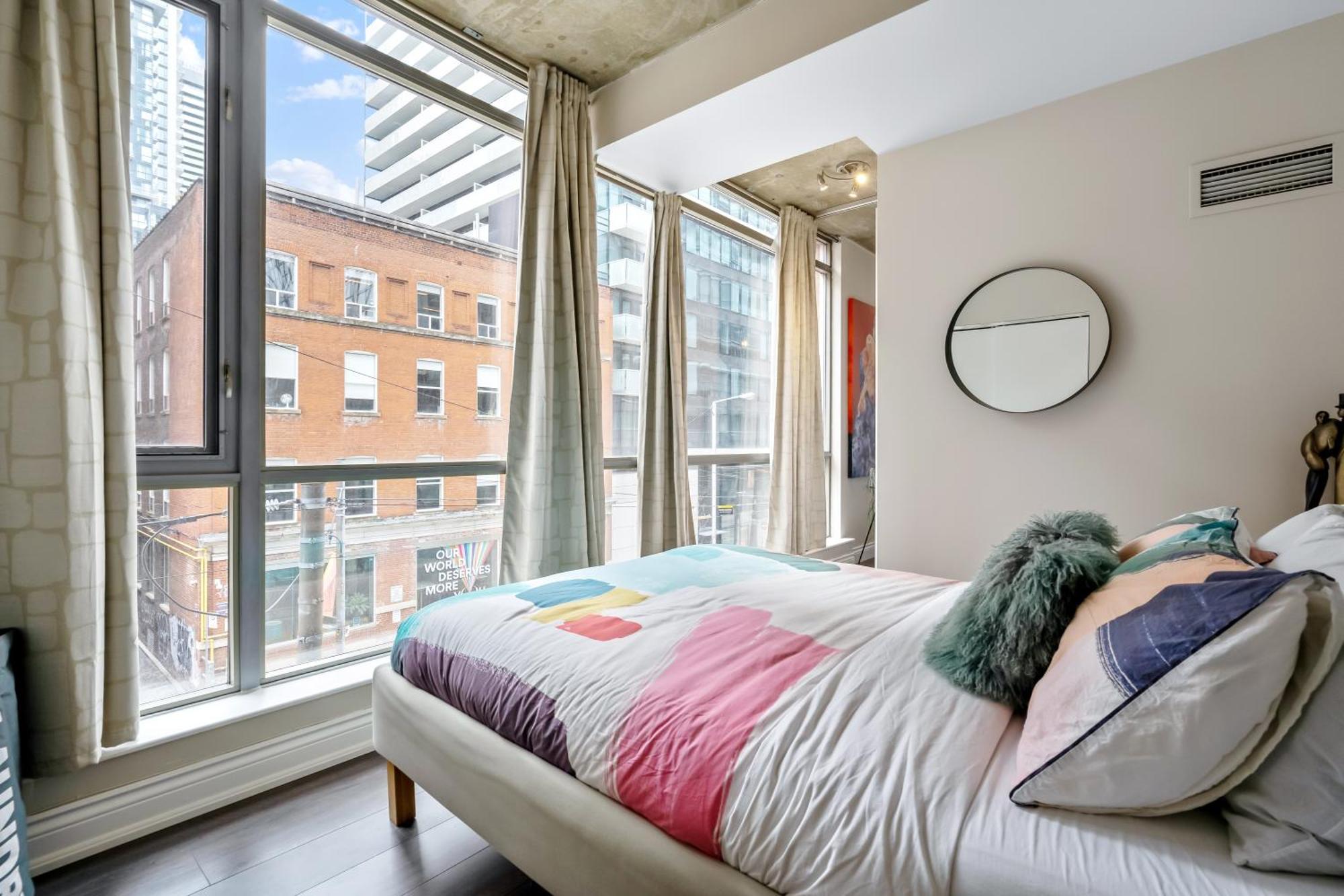Spacious Corner Apartment Downtown Toronto Exterior photo