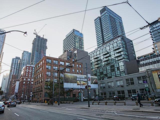 Spacious Corner Apartment Downtown Toronto Exterior photo